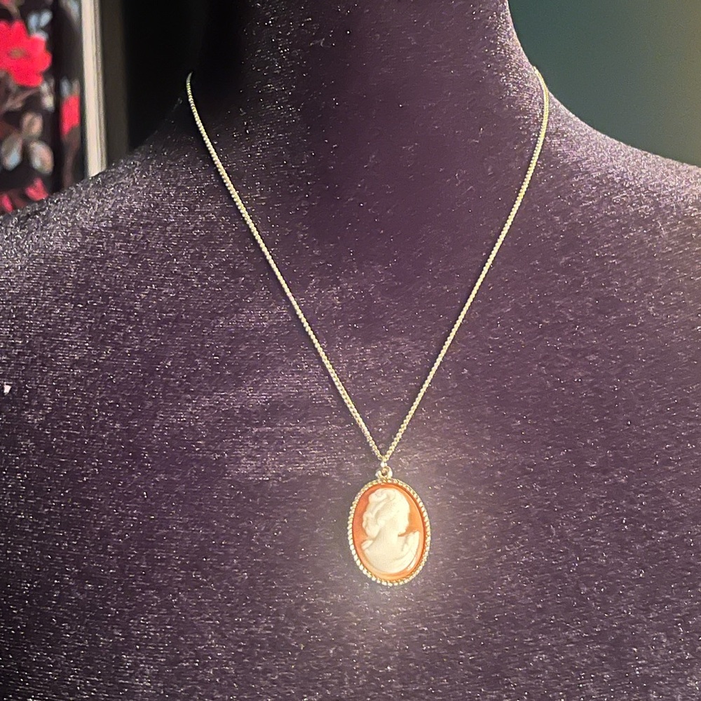 Vintage Sarah Coventry Gold Cameo Necklace